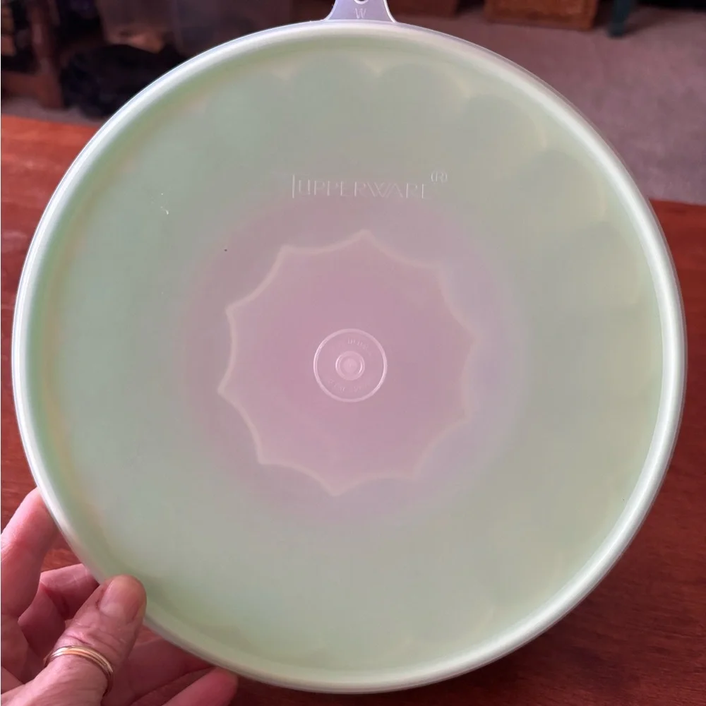 Tupperware Jel-Ring Mold. NWOT